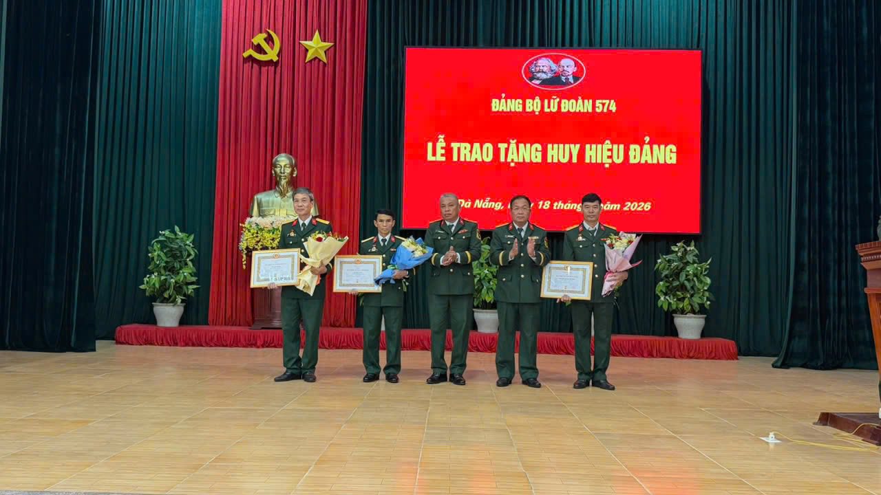 ĐẢNG BỘ LỮ ĐOÀN 574 TỔ CHỨC LỄ TRAO TẶNG HUY HIỆU 30 NĂM TUỔI ĐẢNG