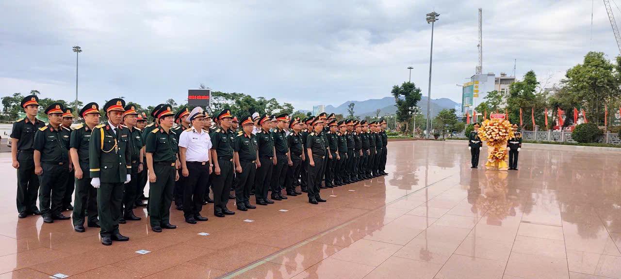 GIA LAI: ĐOÀN CÔNG TÁC HỌC VIỆN QUỐC PHÒNG DÂNG HOA TẠI TƯỢNG ĐÀI NGUYỄN SINH SẮC – NGUYỄN TẤT THÀNH